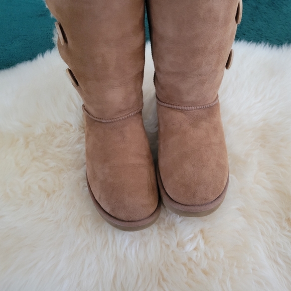 Ugg Boots Women's Bailey Button Triplet. Tan Size 10. - Picture 7 of 10
